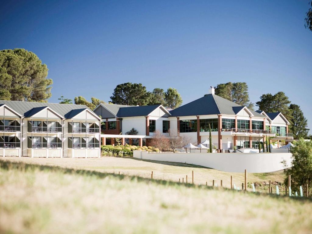 una imagen de una casa grande con patio en Novotel Barossa Valley Resort en Rowland Flat