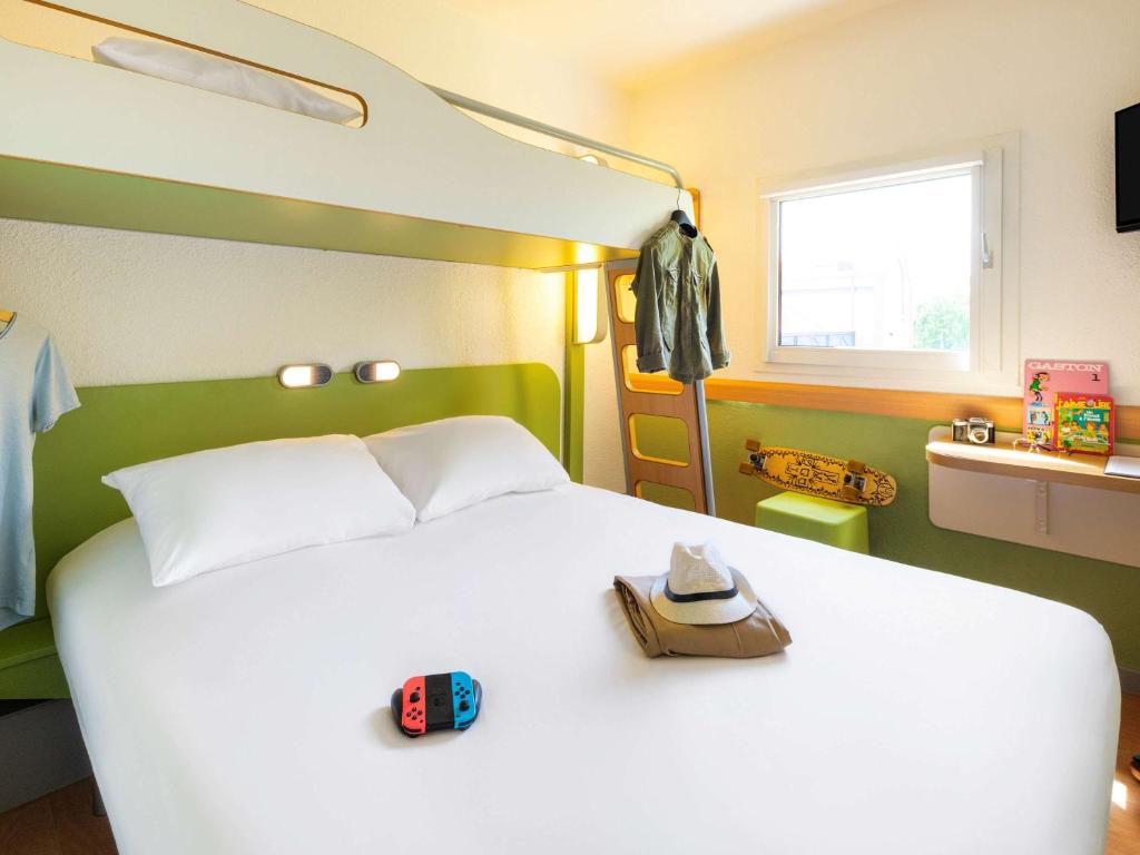 Postel nebo postele na pokoji v ubytování ibis budget Clermont Ferrand Sud