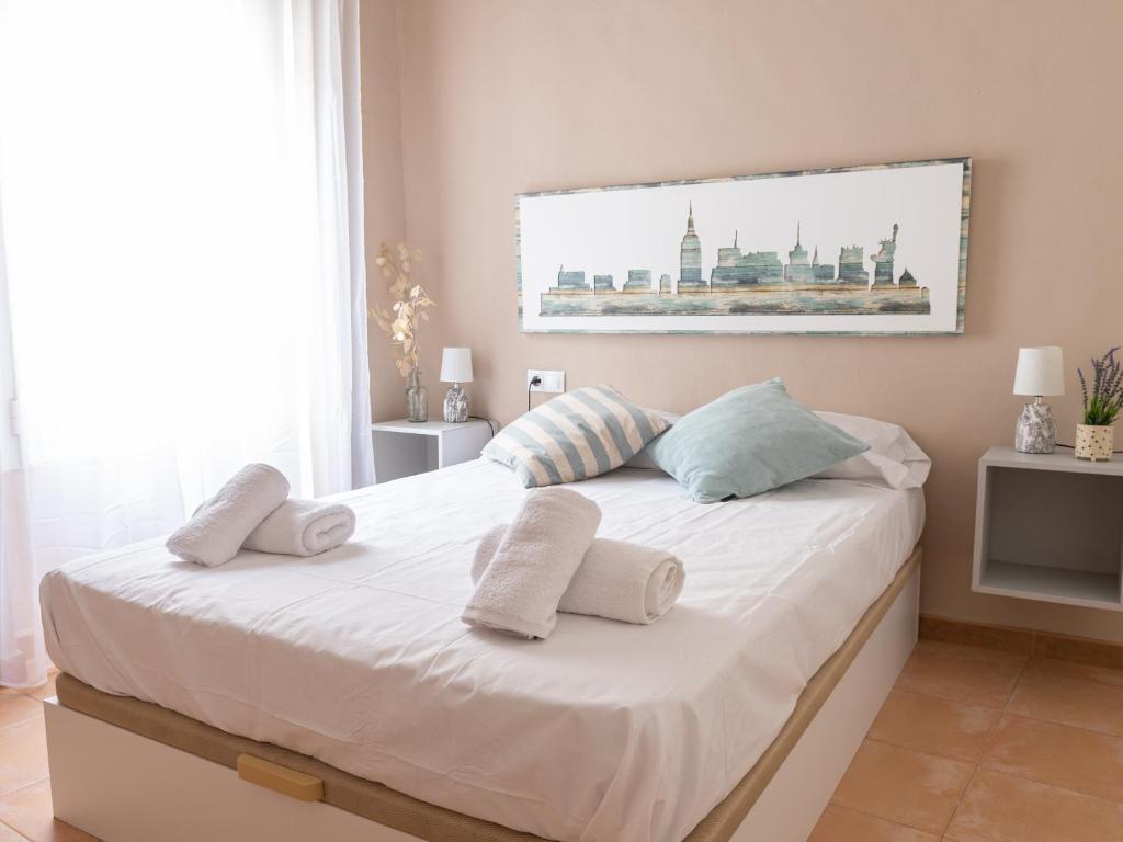 A bed or beds in a room at Apartamento Nayber Especieros