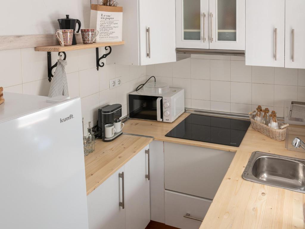 A kitchen or kitchenette at Apartamento Nayber Especieros