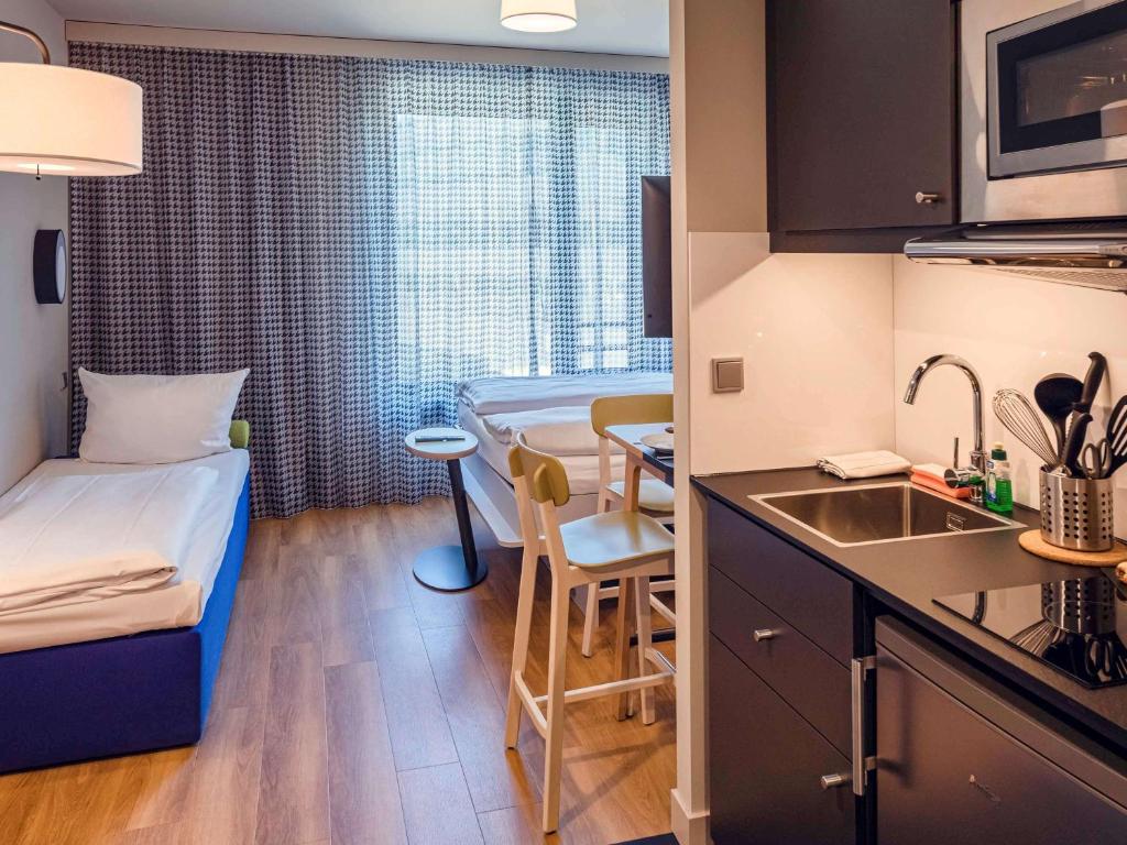Kuchyň nebo kuchyňský kout v ubytování Adagio Access Stuttgart Airport Messe