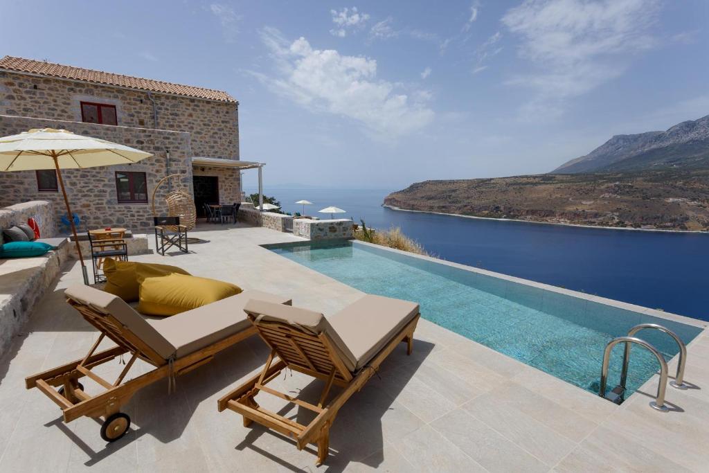 Cette villa dispose d'une piscine avec vue sur l'océan. dans l'établissement ATHINA-APEA Villas, à Limeni