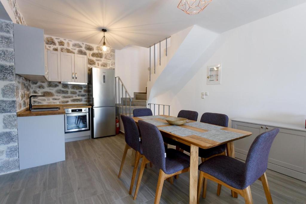 Kuchyň nebo kuchyňský kout v ubytování POSEIDON-APEA Villas