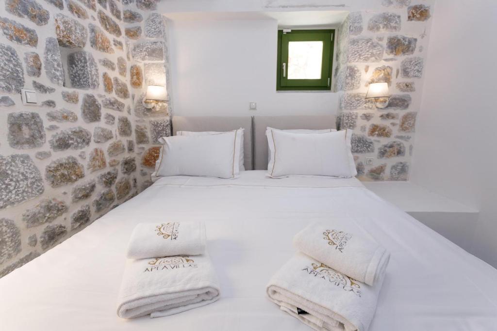 Postel nebo postele na pokoji v ubytování POSEIDON-APEA Villas