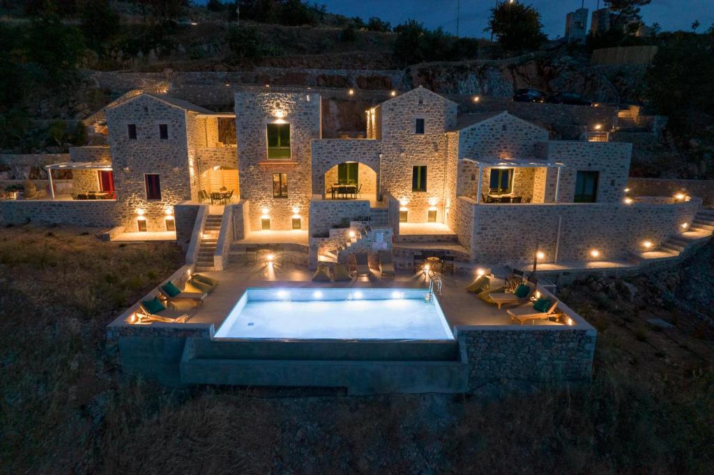 Bazén v ubytování POSEIDON-APEA Villas nebo v jeho okolí