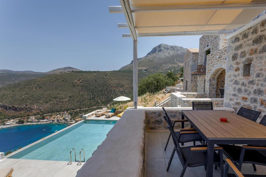Villa con piscina, mesa y sillas en ARIS-APEA Villas en Limeni