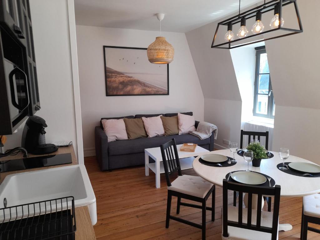 Posezení v ubytování Charmante Villa plein SUD 50m de la plage - Balcon vue latérale sur Mer - équipée de la Fibre, Wifi, internet