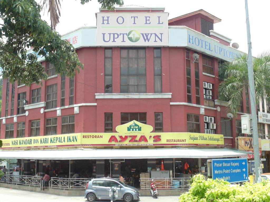 czerwony hotel z napisem na górze w obiekcie Uptown Hotel Kajang w mieście Kajang