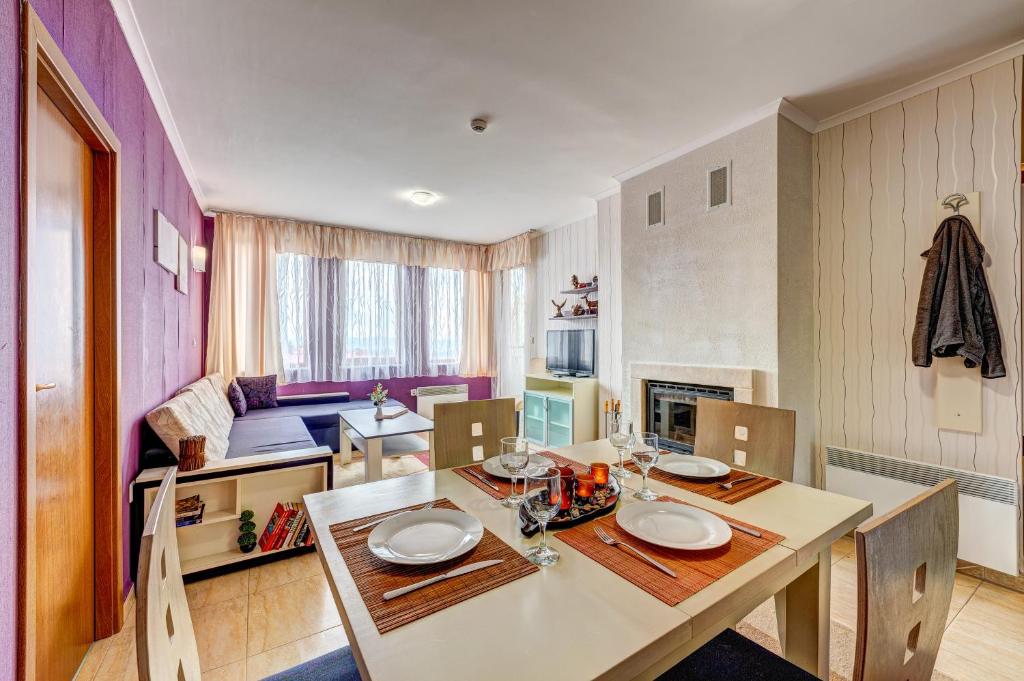 Kuchyň nebo kuchyňský kout v ubytování Colorful 2BD Apartment with Indoor Fireplace and Mountain View by Flat Mаnager