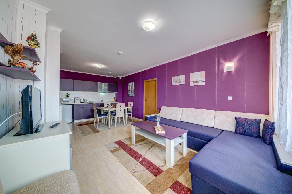Kuchyň nebo kuchyňský kout v ubytování Colorful 2BD Apartment with Indoor Fireplace and Mountain View by Flat Mаnager