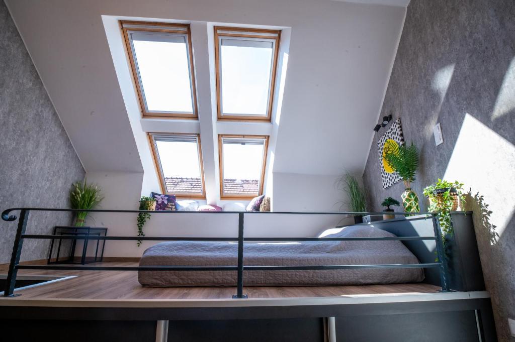 Postel nebo postele na pokoji v ubytování Palms Apartments Budapest