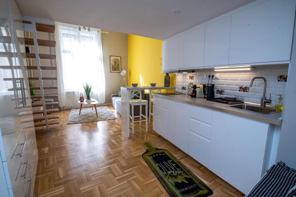 Kuchyň nebo kuchyňský kout v ubytování Palms Apartments Budapest