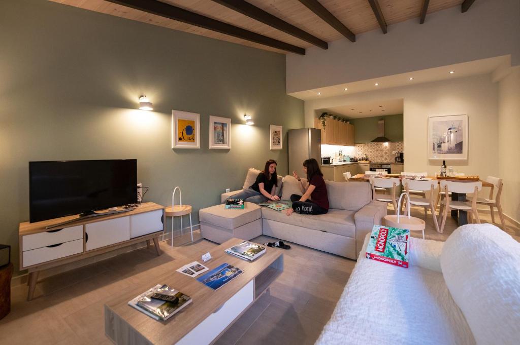 Televízia a/alebo spoločenská miestnosť v ubytovaní Linas Home - Kalamata Mediterranean Villas
