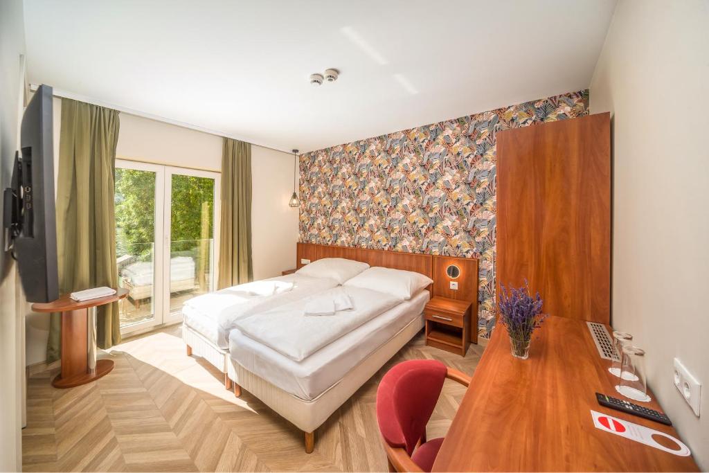 מיטה או מיטות בחדר ב-Hotel Csillag Tokaj