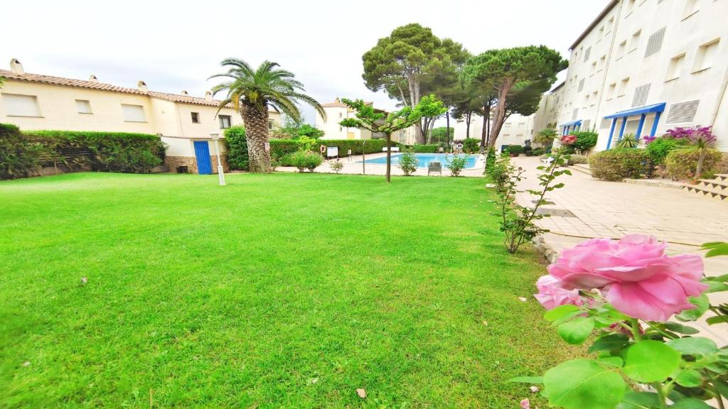 Vonkajšia záhrada v ubytovaní VACAY Apartamento Calme, en Costa Brava L'Escala