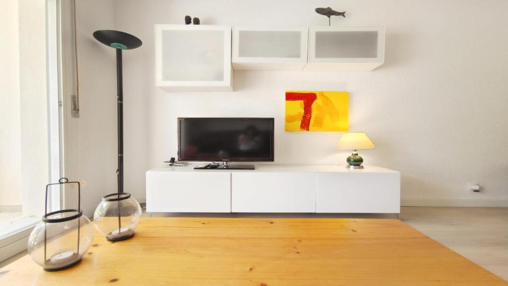 Televízia a/alebo spoločenská miestnosť v ubytovaní VACAY Apartamento Calme, en Costa Brava L'Escala