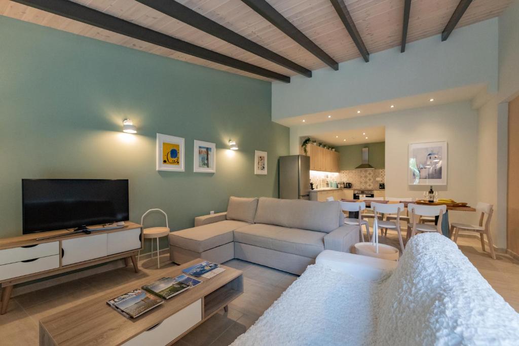 Televízia a/alebo spoločenská miestnosť v ubytovaní Linas Home - Kalamata Mediterranean Villas