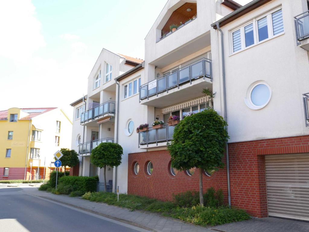 un edificio de apartamentos al lado de una calle en FW "Am Seeufer 1" Objekt ID 12052-2 en Waren