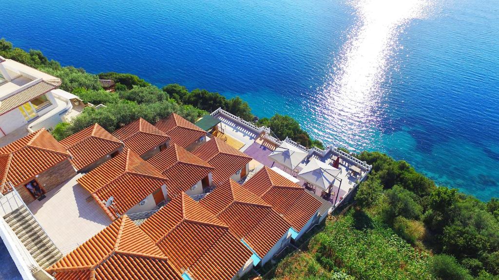 una vista sul soffitto di un edificio con tetti arancioni accanto all'acqua di Seascape Villas a Vlorë