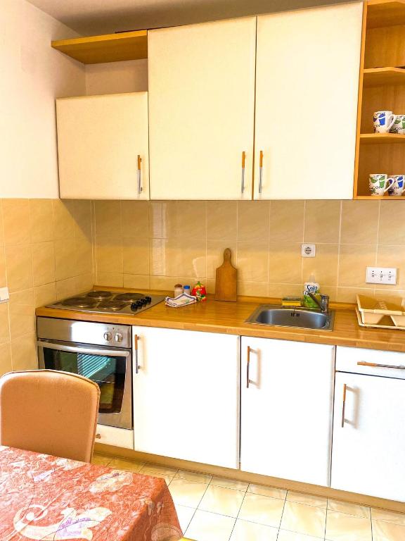 Kuchyň nebo kuchyňský kout v ubytování Apartmani vila Todor