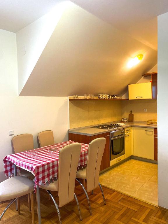 Kuchyň nebo kuchyňský kout v ubytování Apartmani vila Todor