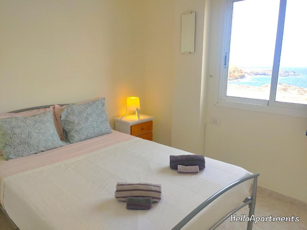 Postel nebo postele na pokoji v ubytování Sea Front Costa Sol by HelloApartments