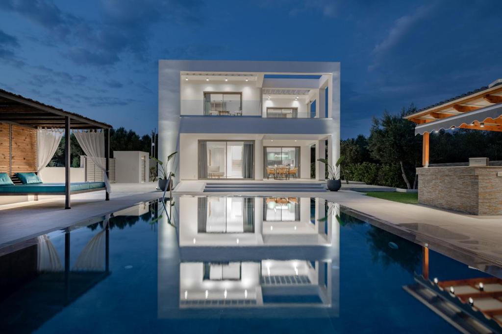 Bazén v ubytování Antonia Villa - Luxurious Serenity with Private Pool, by ZanteWize nebo v jeho okolí