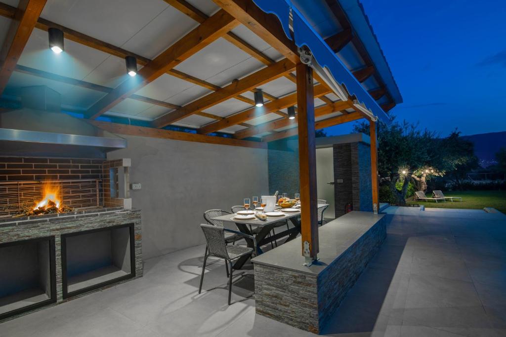 Patio nebo venkovní prostory v ubytování Antonia Villa - Luxurious Serenity with Private Pool, by ZanteWize