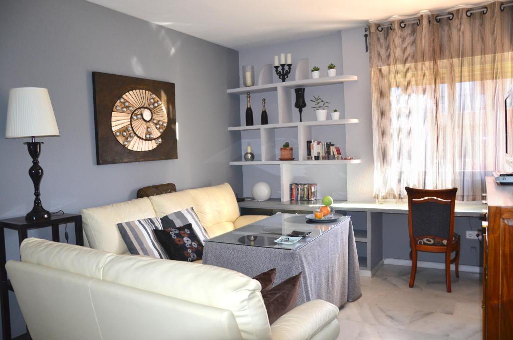 Cozy apartment & free parking tesisinde bir oturma alanı