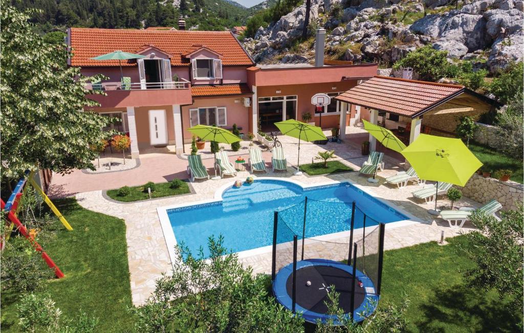 - une vue aérienne sur une maison avec une piscine dans l'établissement Lovely Home In Bacina With Wifi, à Baćina