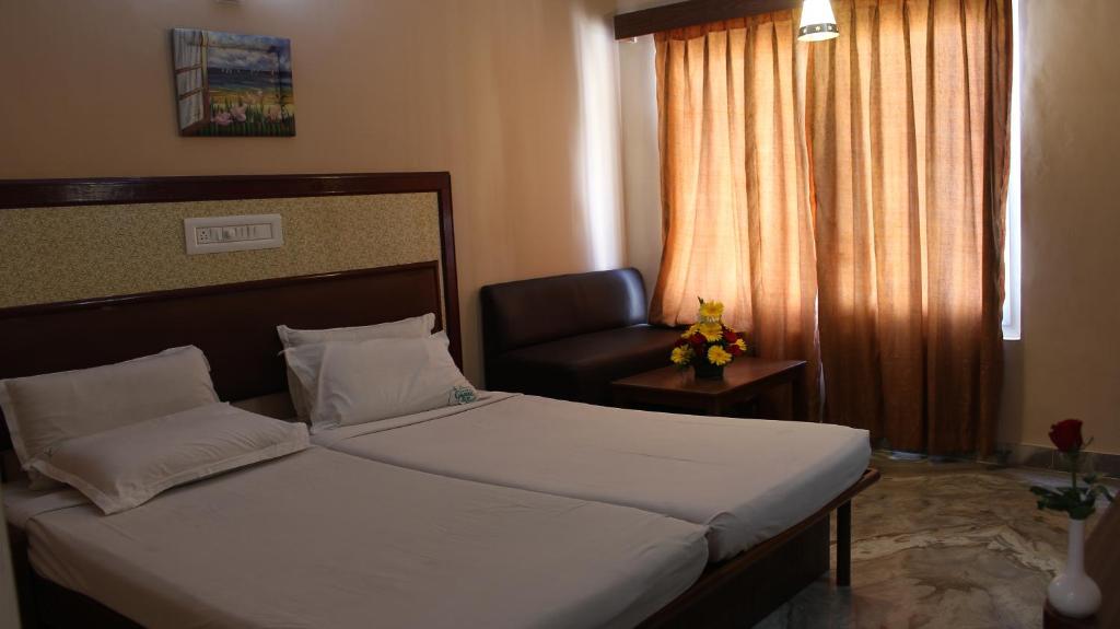 Postel nebo postele na pokoji v ubytování Hotel Chennai Gate