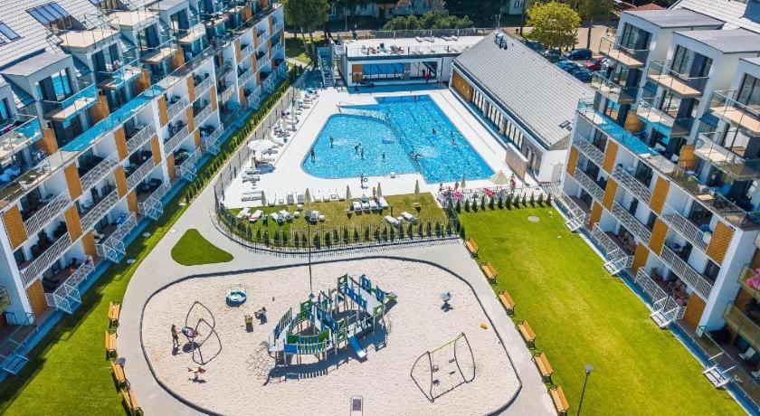 Bazén v ubytovaní Apartament Limonkowy Kołobrzeg Podczele alebo v jeho blízkosti