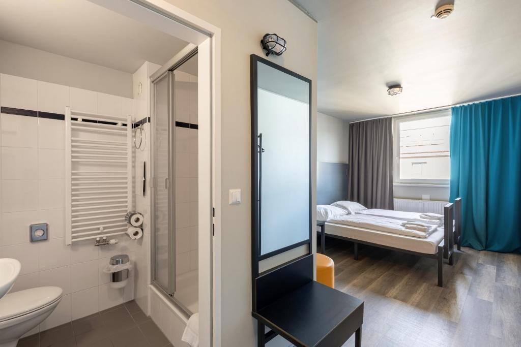 Postel nebo postele na pokoji v ubytování a&o Wien Hauptbahnhof