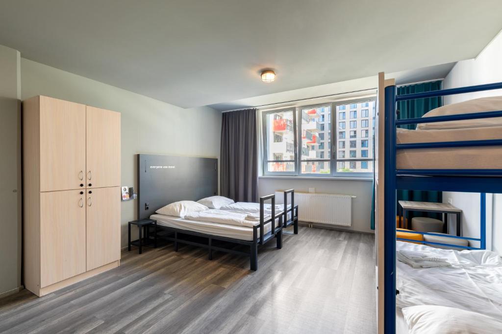 Postel nebo postele na pokoji v ubytování a&o Wien Hauptbahnhof