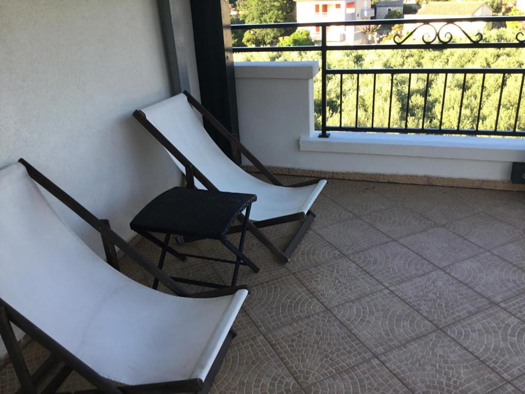 Balkón alebo terasa v ubytovaní Lavender Hill Hvar Villa - pool, jacuzzi,sauna,BBQ