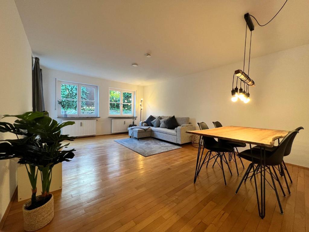 een woonkamer met een tafel en een bank bij Lo Ferienwohnung in Friedrichshafen