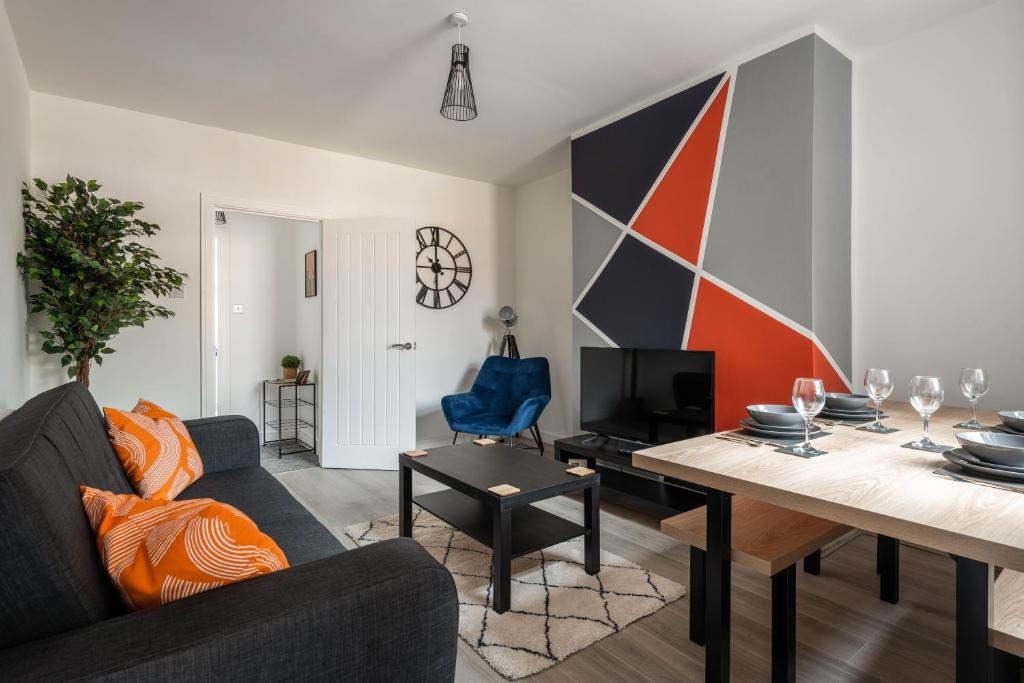 uma sala de estar com um sofá e uma mesa em Hopetown Apartment-modern 1 bed with free parking em Normanton