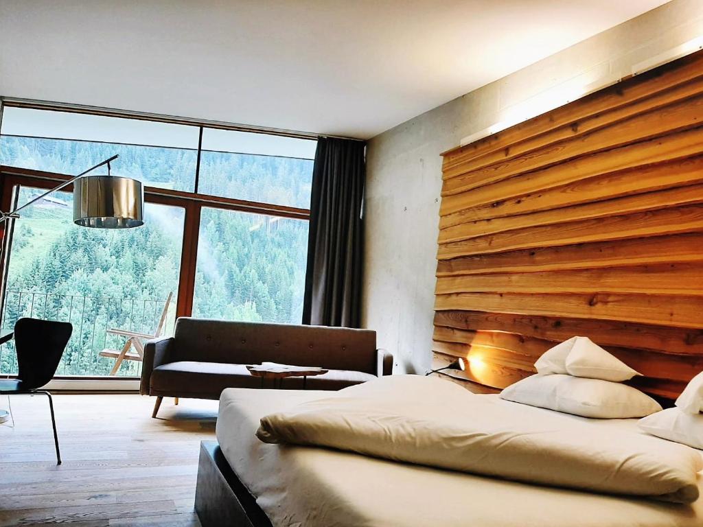 Postel nebo postele na pokoji v ubytování "Quality Hosts Arlberg" Hotel Lux Alpinae