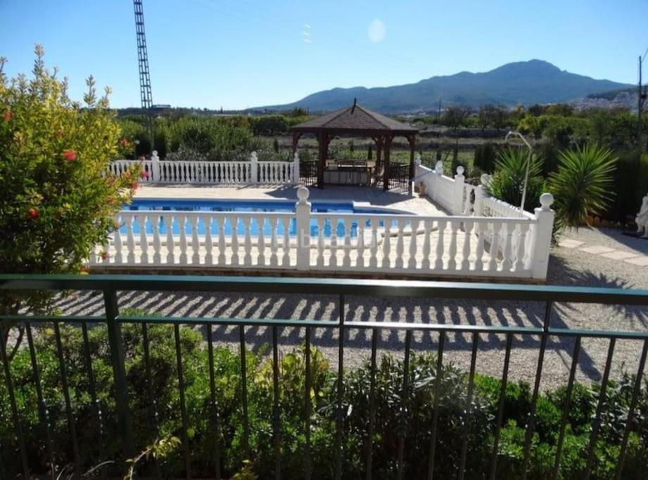 una valla blanca y un cenador junto a una piscina en Andrevia del carmen en Moratalla