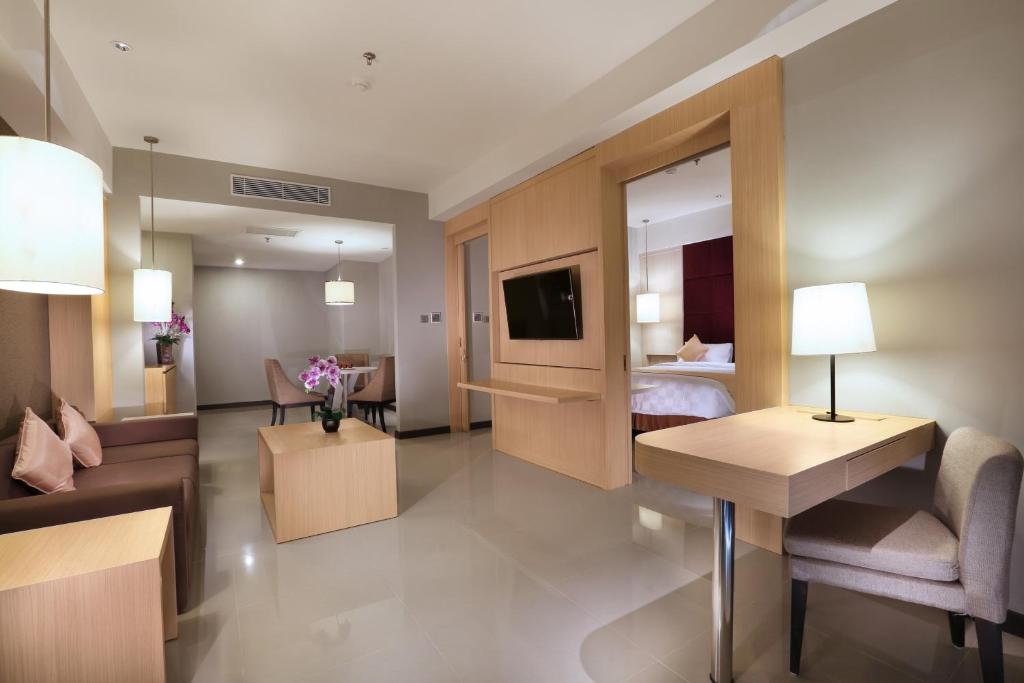 TV a/nebo společenská místnost v ubytování Grand Tan Banjarmasin Hotel & Convention Center