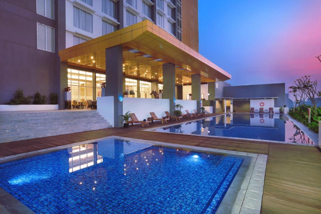 Bazén v ubytování Grand Tan Banjarmasin Hotel & Convention Center nebo v jeho okolí