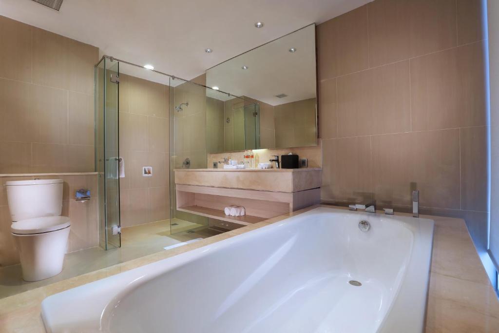 Koupelna v ubytování Grand Tan Banjarmasin Hotel & Convention Center