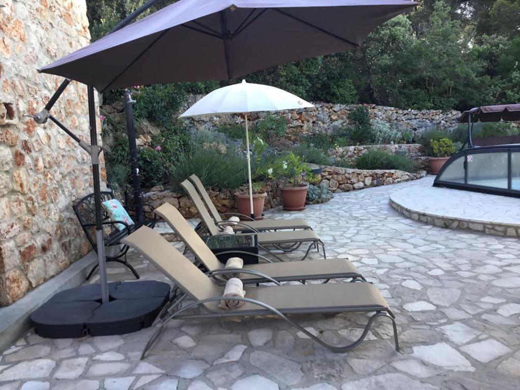 Vonkajšia záhrada v ubytovaní Lavender Hill Hvar Villa - pool, jacuzzi,sauna,BBQ