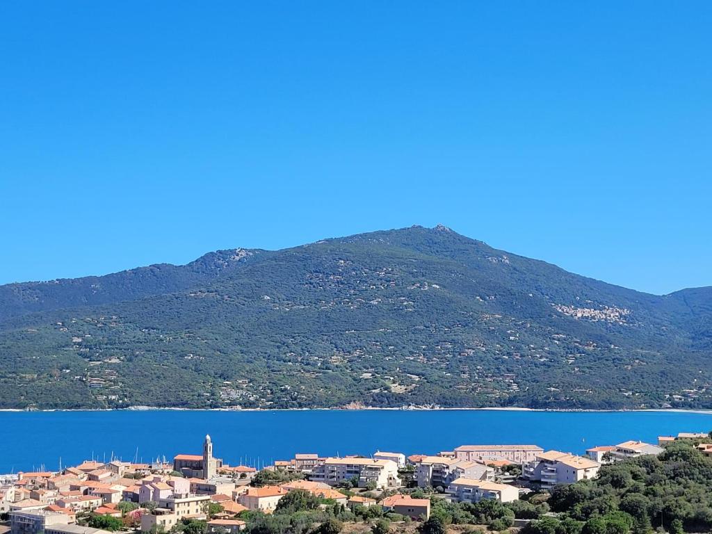 een stad aan de oever van een waterlichaam bij Appartement neuf 3 chambres vue mer Propriano in Propriano