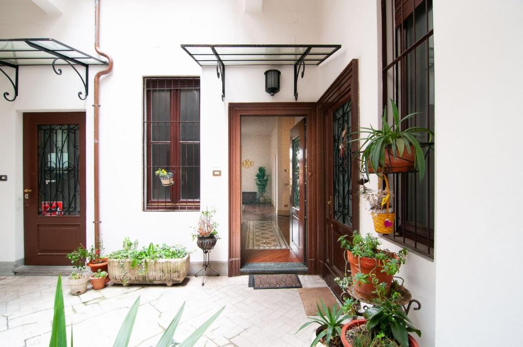 einer Haustür eines Hauses mit Topfpflanzen in der Unterkunft Dream House in Bergamo