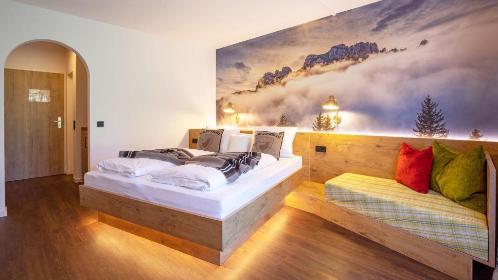 Postel nebo postele na pokoji v ubytování Das Bergmayr - Chiemgauer Alpenhotel