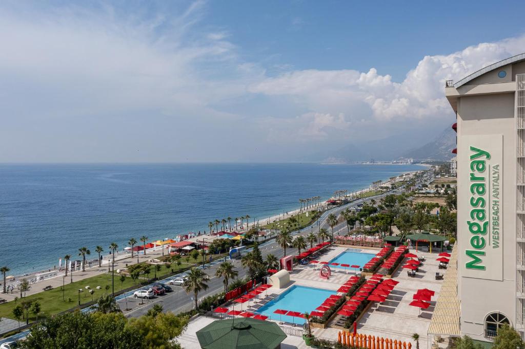 Blick auf den Strand und das Meer von einem Hotel in der Unterkunft Megasaray Westbeach Antalya in Antalya