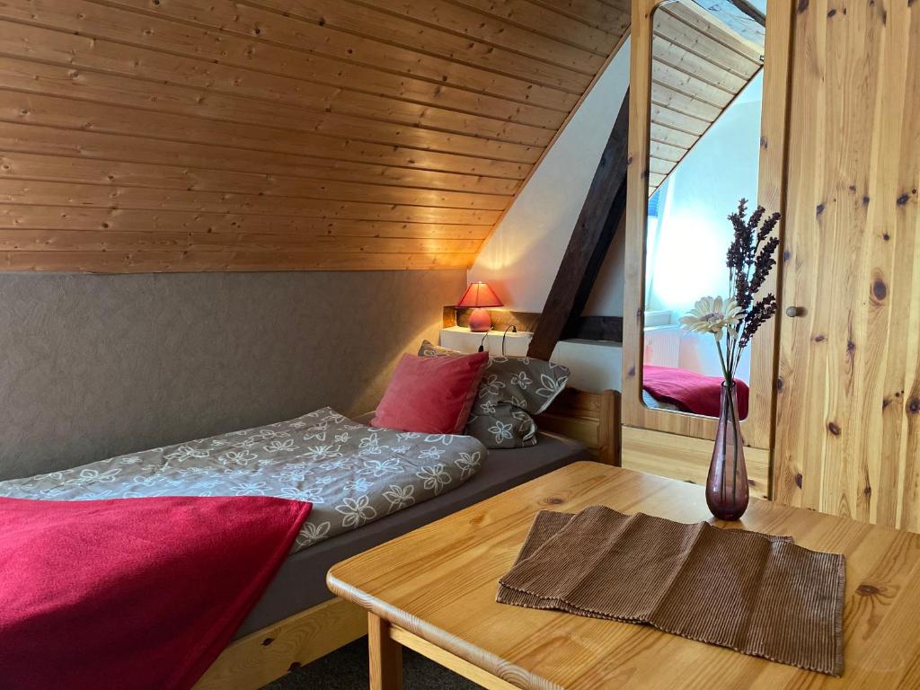 Dormitorio pequeño con cama y mesa en Haus Mohnke en Hiddensee