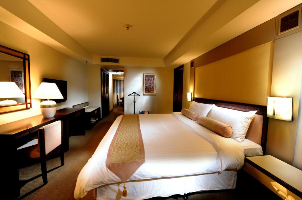 Postel nebo postele na pokoji v ubytování Grand Margherita Hotel