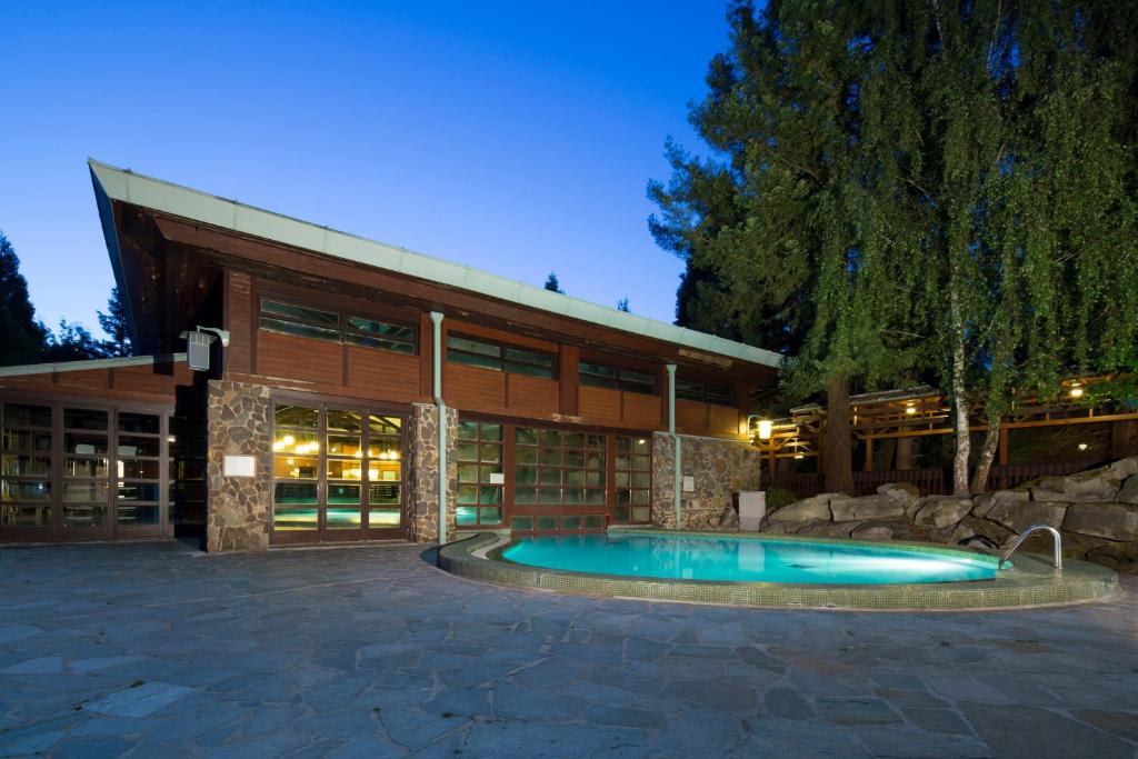 una piscina frente a un edificio en Disney Sequoia Lodge, en Coupvray